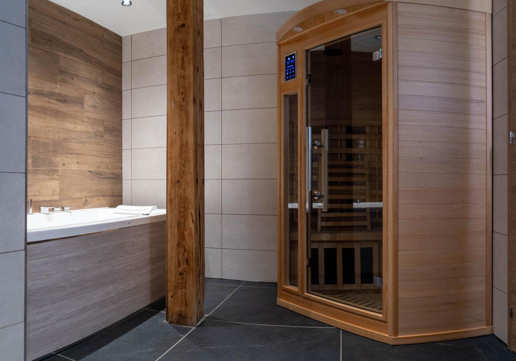 Geraniums Et Neige Fraiche, Avec De Gamme, Balneo Massante Et Sauna Prives Métabief